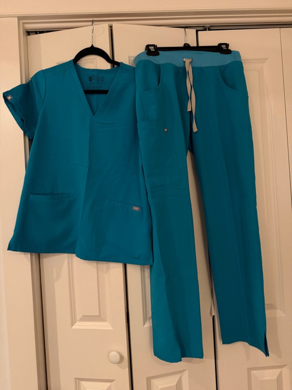 Figs Women's Teal Track Pants & Scrub Top Set